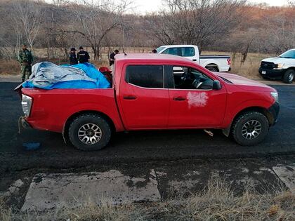 Fotografía de una camioneta donde fueron encontrados doce cadáveres, en Huetamo, Michoacán (Foto:EFE/ Str) 