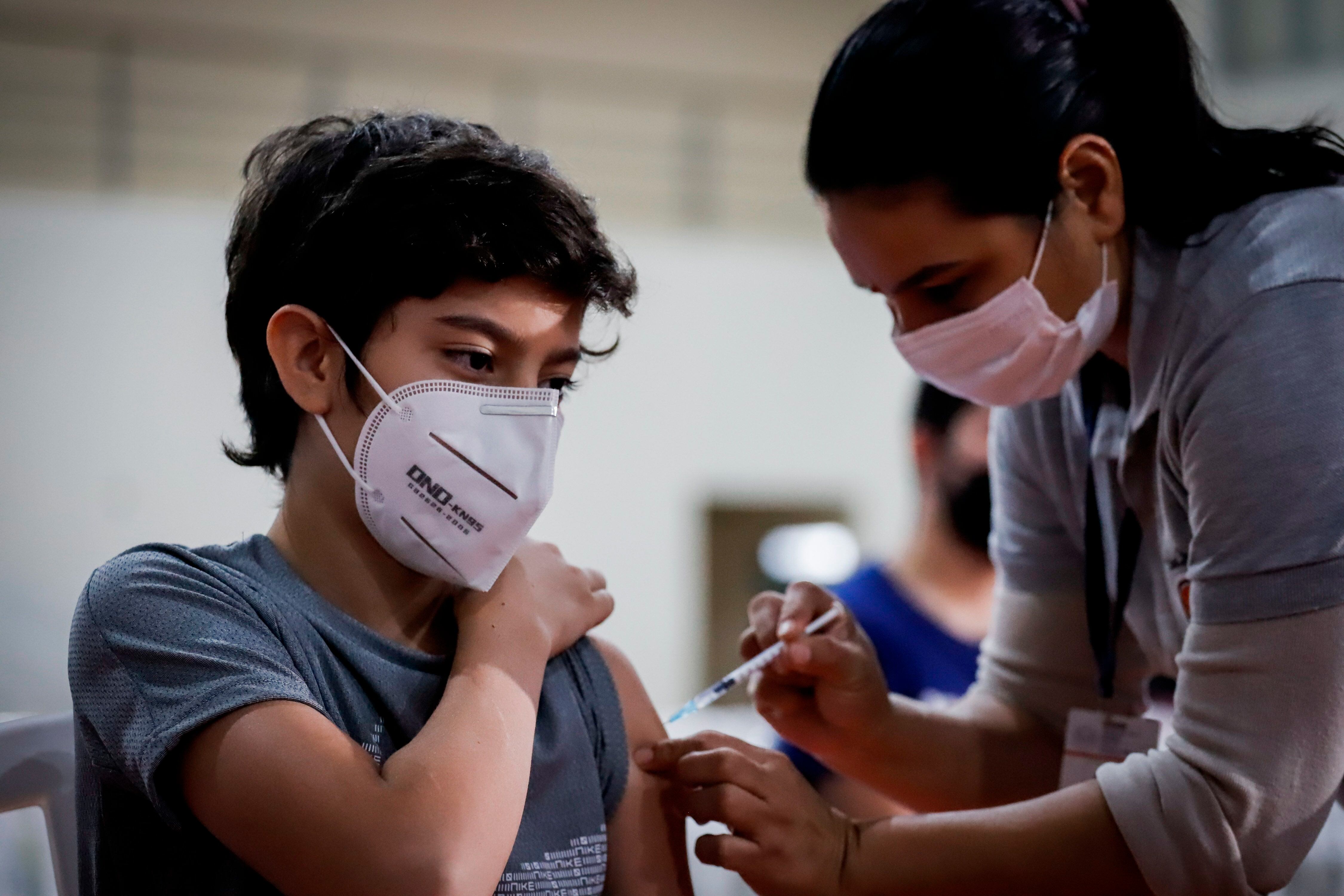 Este viernes se informó de que 2.250.000 personas ya cuentan en Paraguay con dos dosis de vacuna contra la covid-19 y que faltan 1.039.000 personas para alcanzar un 80 % de la población objetivo establecida por las autoridades. Foto de archivo. EFE/ Nathalia Aguilar