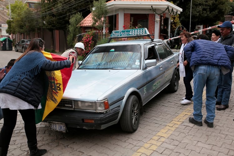 Activistas de la resistencia civil detienen un automóvil en la entrada de Urbanización La Rinconada, donde se encuentra la residencia del embajador de México, en La Paz, Bolivia, 31 de diciembre de 2019. REUTERS / Manuel Claure