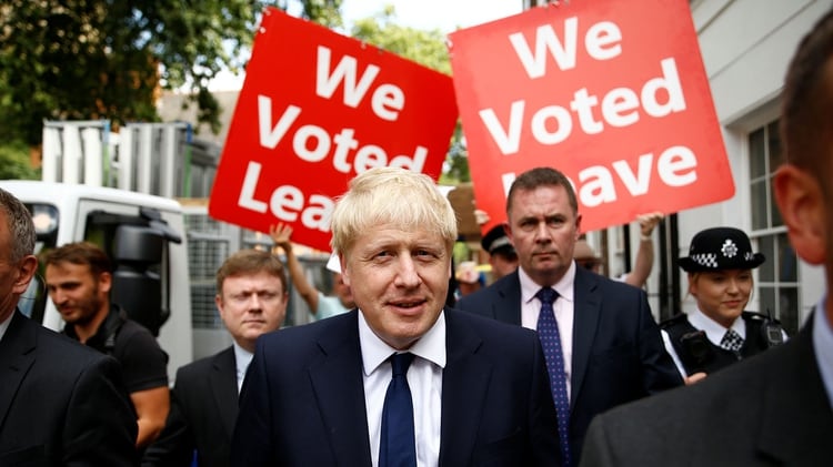 Boris Johnson, nuevo líder del Partido Conservador británico, deja su oficina en Londres este lunes, tras el cierre de la votación de la que saldría vencedor (REUTERS/Henry Nicholls)