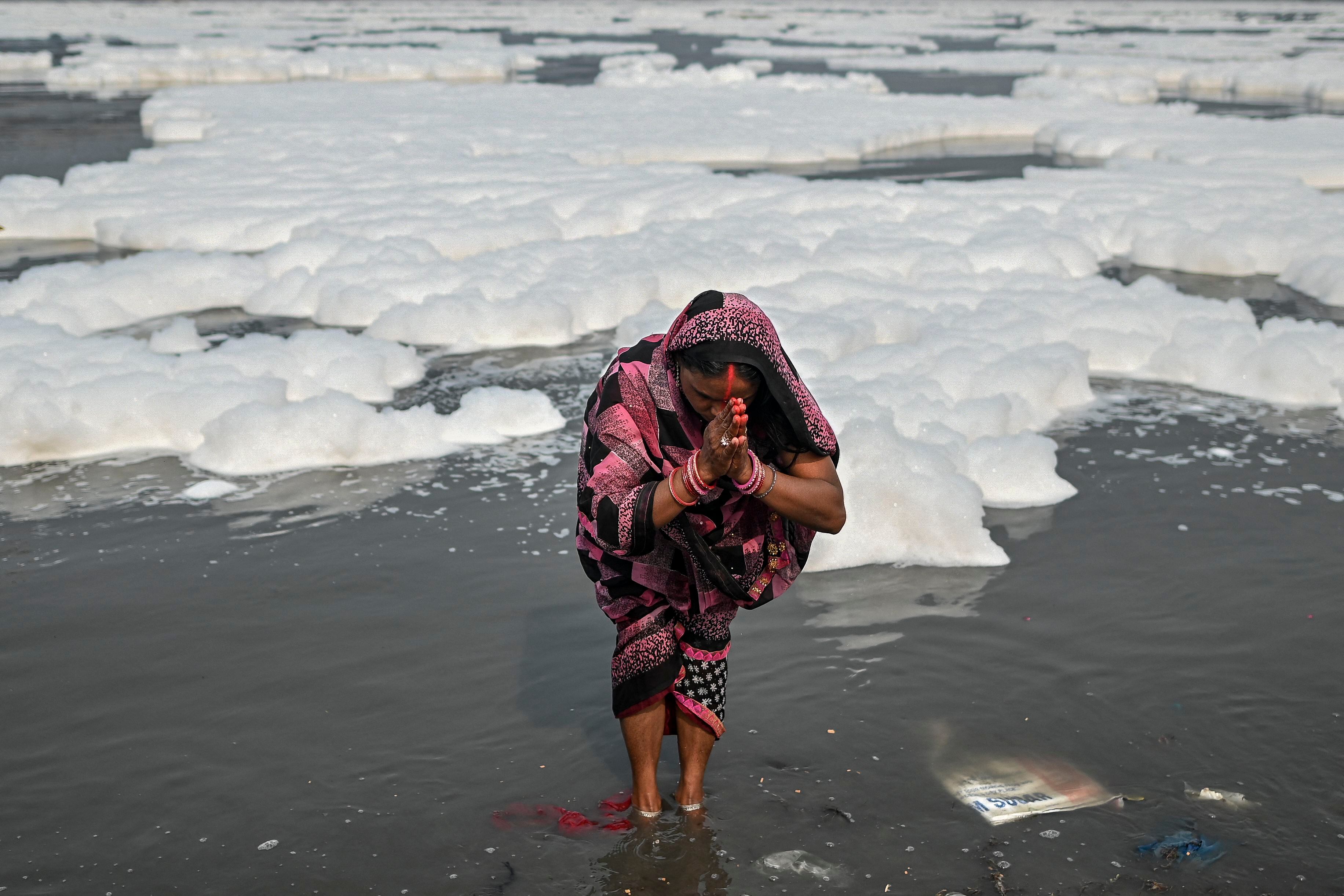 El Chhath Puja, un antiguo festival hindú que se realiza dos veces en días consecutivos, en la puesta de Sol y en la salida del Sol, para pedir bienestar, prosperidad y progreso al dios Suria (Sajjad HUSSAIN / AFP)