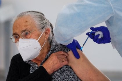 Una anciana recibe la primera dosis de la vacuna Pfizer-BioNTech contra la enfermedad del coronavirus (COVID-19) durante un despliegue de vacunación masiva en Ronda, España, el 11 de febrero de 2021. REUTERS / Jon Nazca