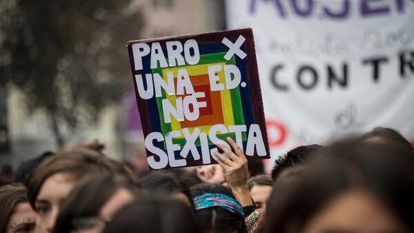 Miles de mujeres y jóvenes se movilizaron en Chile en reclamo de una educación no sexista (AFP)