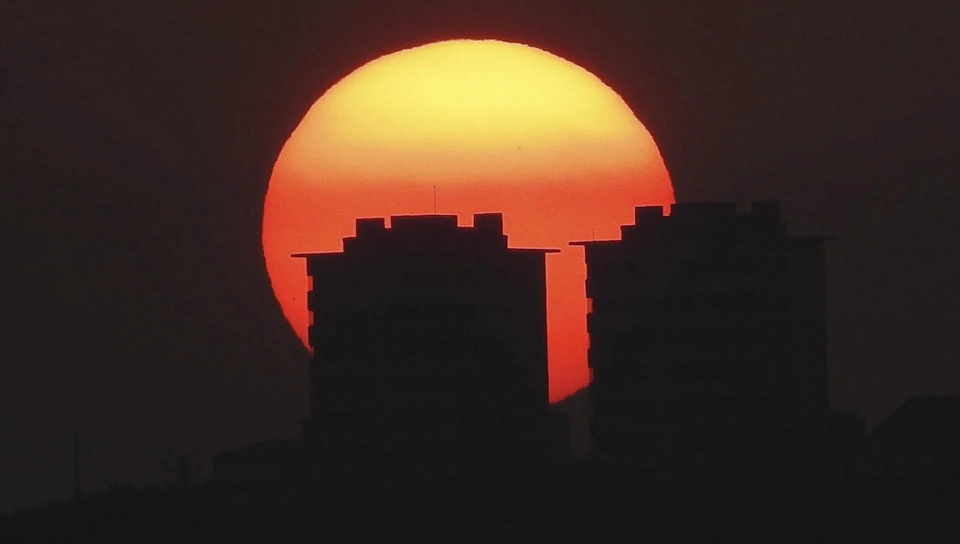 El sol sale en el horizonte de Santiago de Compostela en el comienzo del día con más horas del año en la España peninsular