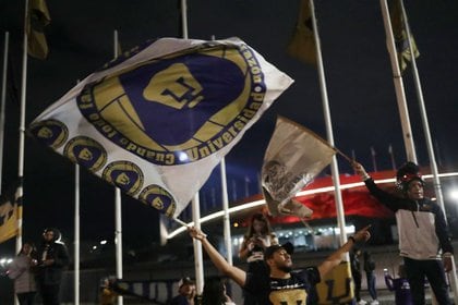 Los fanáticos de los Pumas celebran el paso de su equipo a la final de fútbol mexicano afuera del estadio.  Ciudad de México.  (Foto: Reuters / Henry Romero)