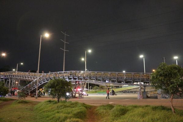 Mujer sin vida fue encontrada dentro de una maleta en un puente peatonal de Bogotá.