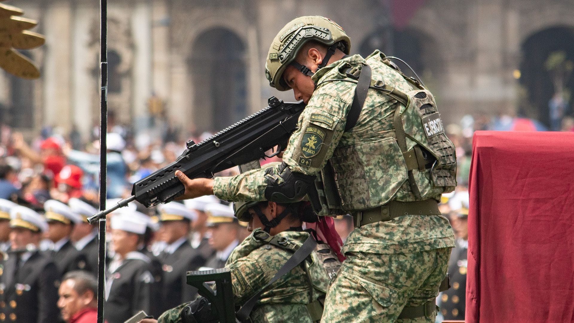 Ejemplo de un fusil FX05 Xiuhcóatl empuñado por un miembro del Ejército durante el Desfile Militar en el Zócalo de la CDMX. (Baruc Mayen/Infobae México)