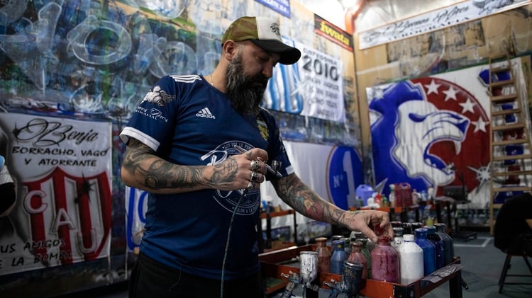 Pepe pinta en su estudio. Su pasión por el fútbol se volvió en profesión hecha murales: “Las tribunas son nuestras salas de arte”. Imagen: Lihue Althabe