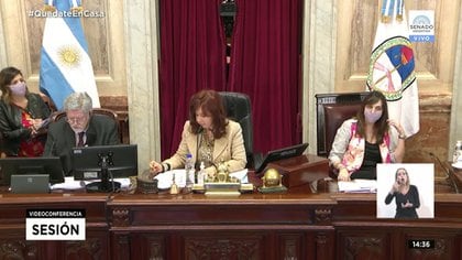Cristina Kirchner, al frente de las sesiones del Senado. El oficialismo impuso la remoción de jueces.