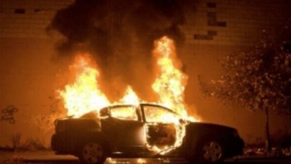 Un automóvil fue incendiado por un grupo de hombres que se oponen a que las mujeres conduzcan en Arabia Saudita