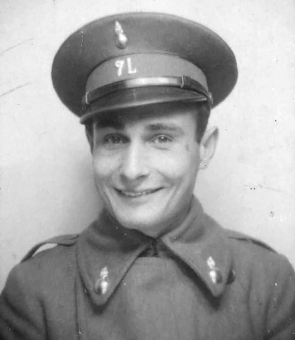 Joan Pujol García, con uniforme del 7° regimiento de artillería liviana español, durante su servicio militar en 1931, antes del estallido de la guerra civil.