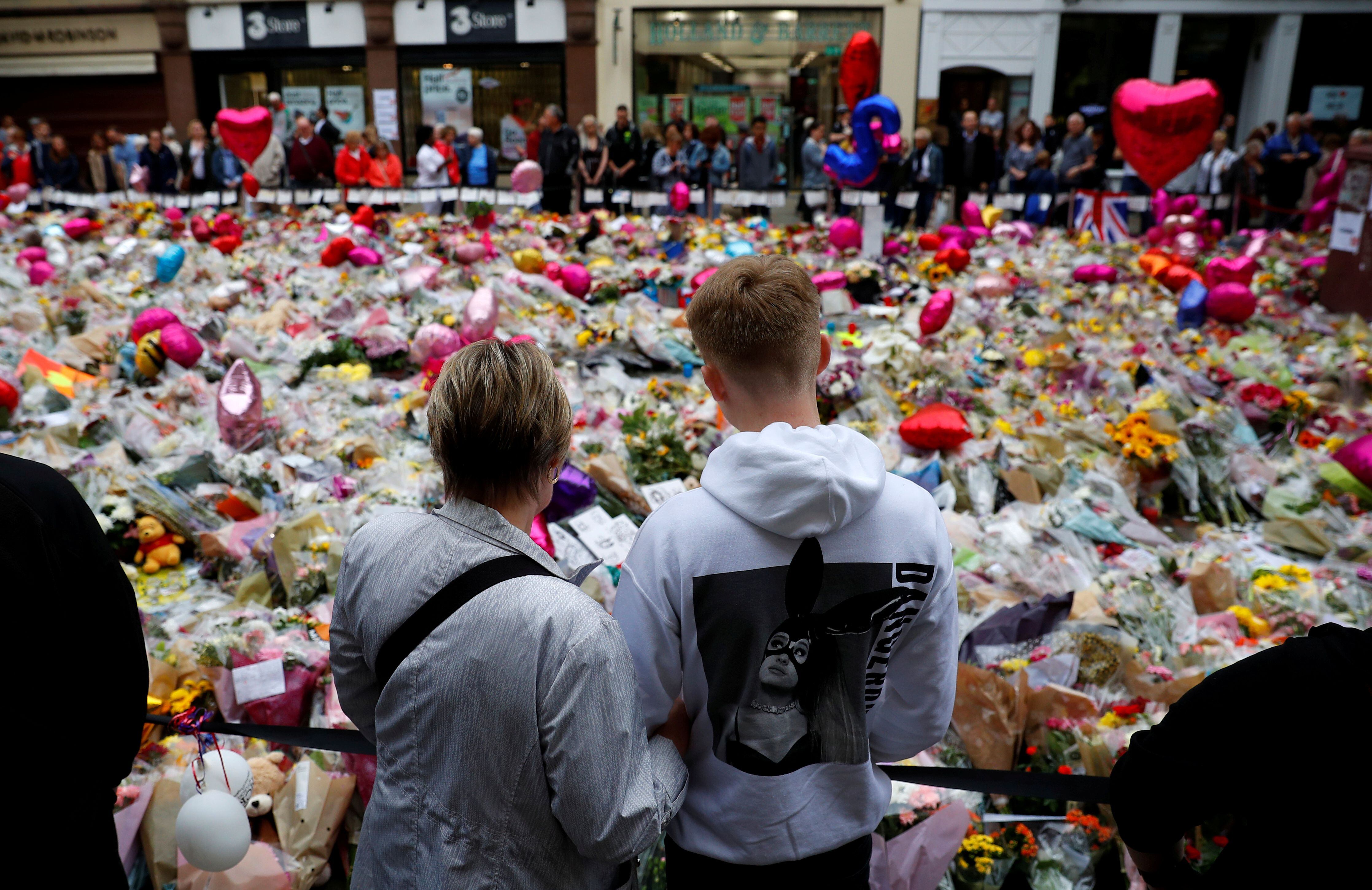 FOTO DE ARCHIVO: Un niño con una sudadera con capucha de Ariana Grande mira las flores y los tributos dejados por las víctimas del ataque en el Manchester Arena en St Ann's Square en Manchester, Gran Bretaña, el 29 de mayo de 2017. REUTERS/Phil Noble/Foto de archivo