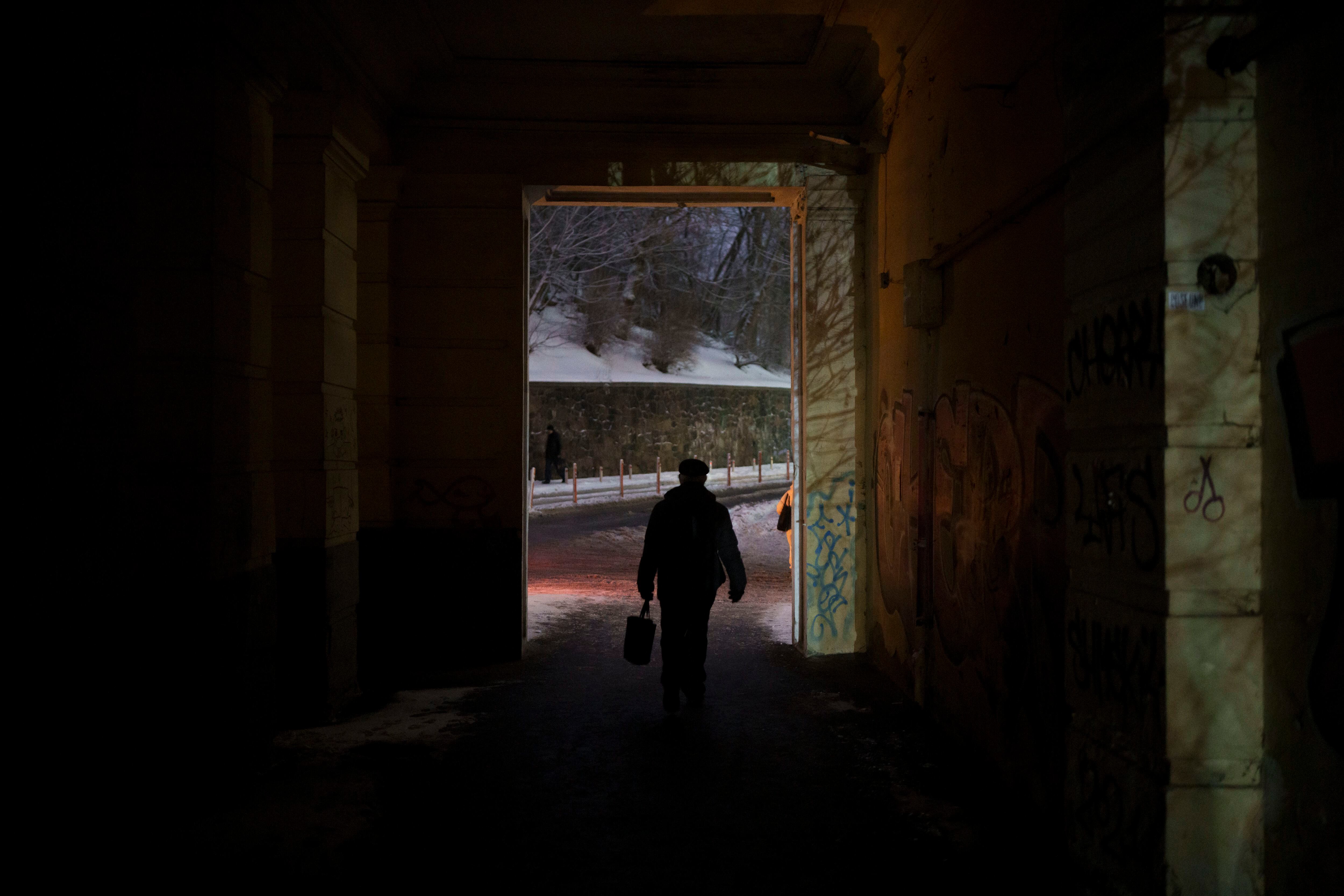 Un hombre camina por una calle durante un apagón, en Kiev, Ucrania, el 15 de diciembre de 2022 (AP Foto/Felipe Dana)