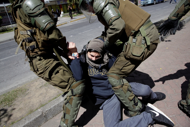 Carabineros detienen a un manifestante el 4 de noviembre en Concepción (REUTERS/Juan Gonzalez)