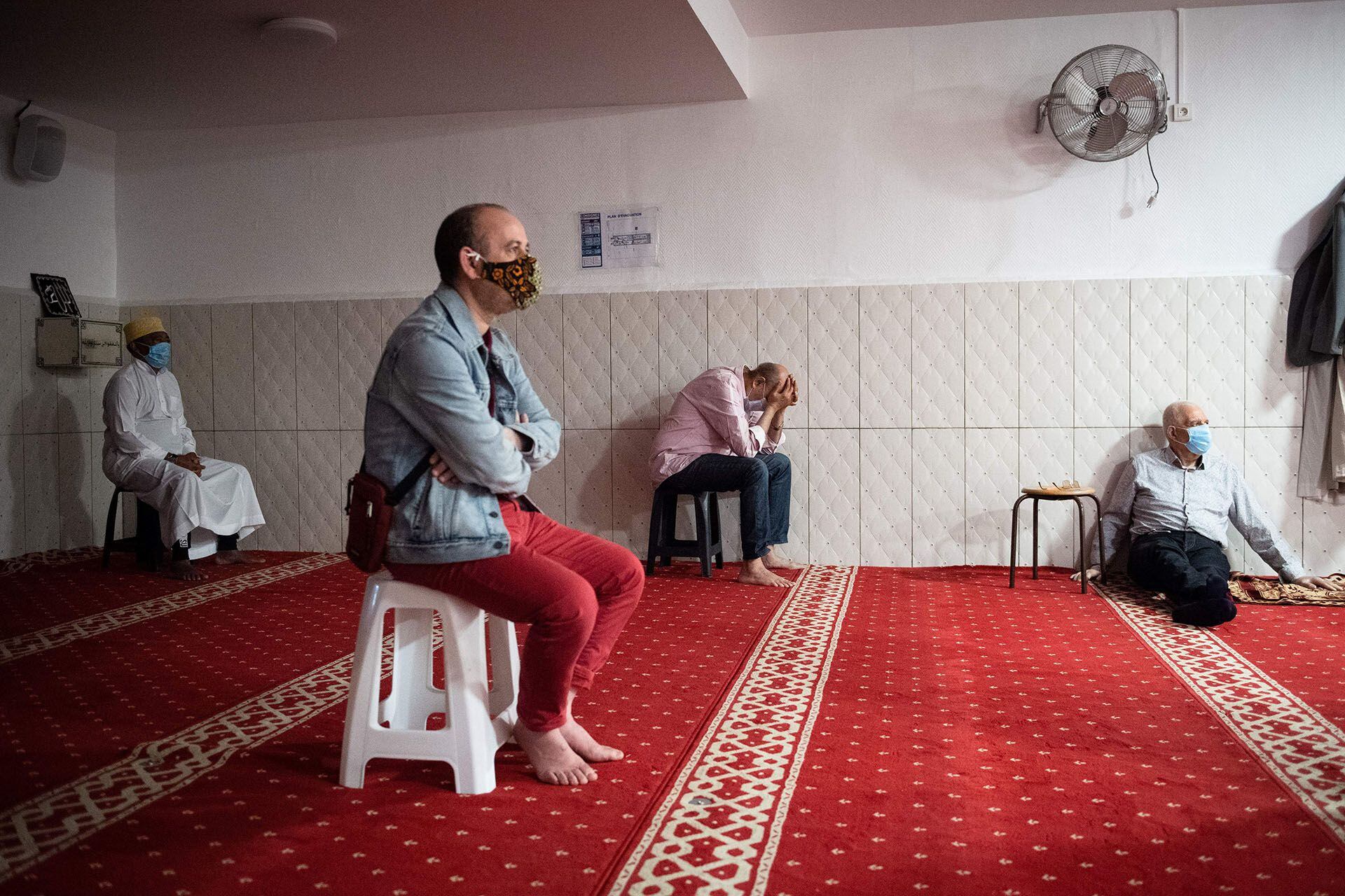 Fieles musulmanes en el rezo del atardecer en la mezquita de Tahara, en Marsella, al sur de Francia.