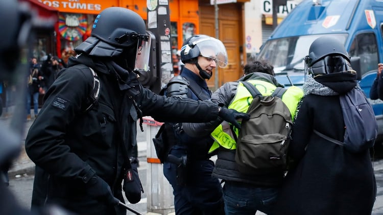 La policÃ­a se lleva a un manifestante (AP Photo/Francois Mori)