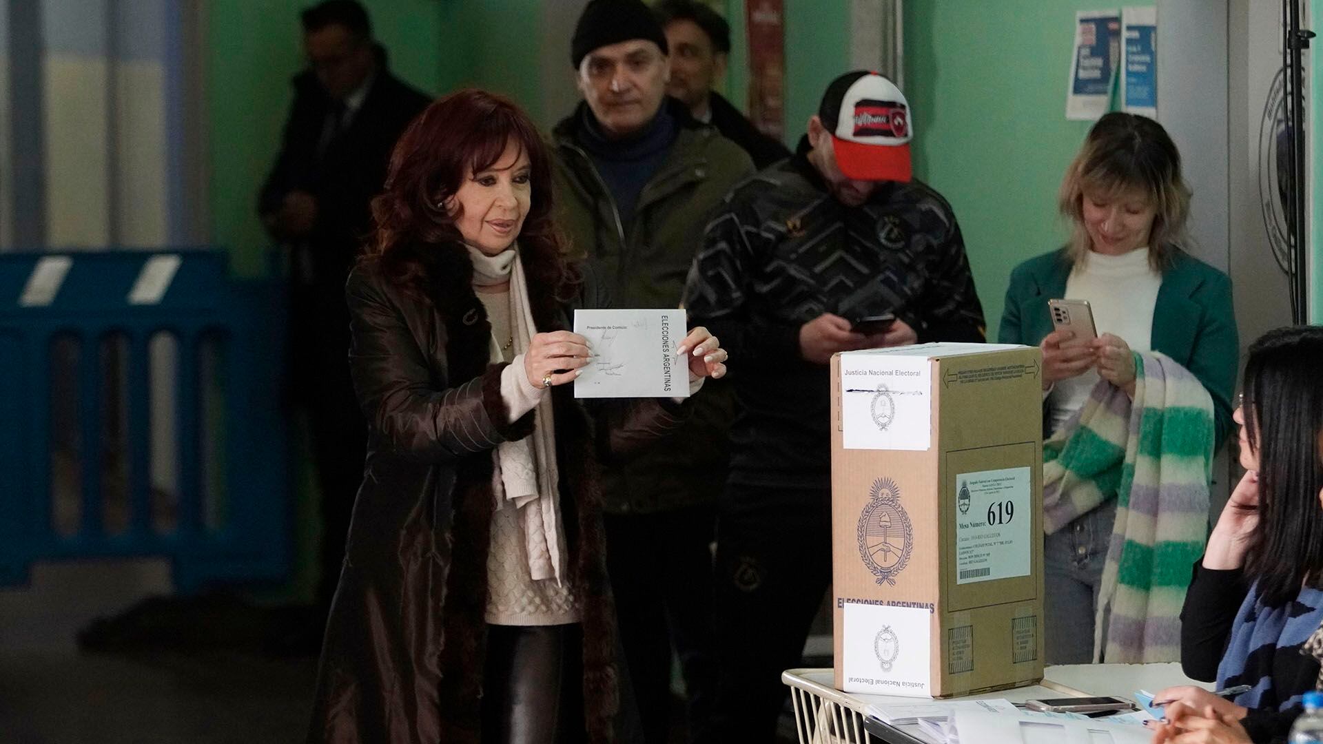 Cristina Kirchner emitiendo su voto en Santa Cruz (Télam)