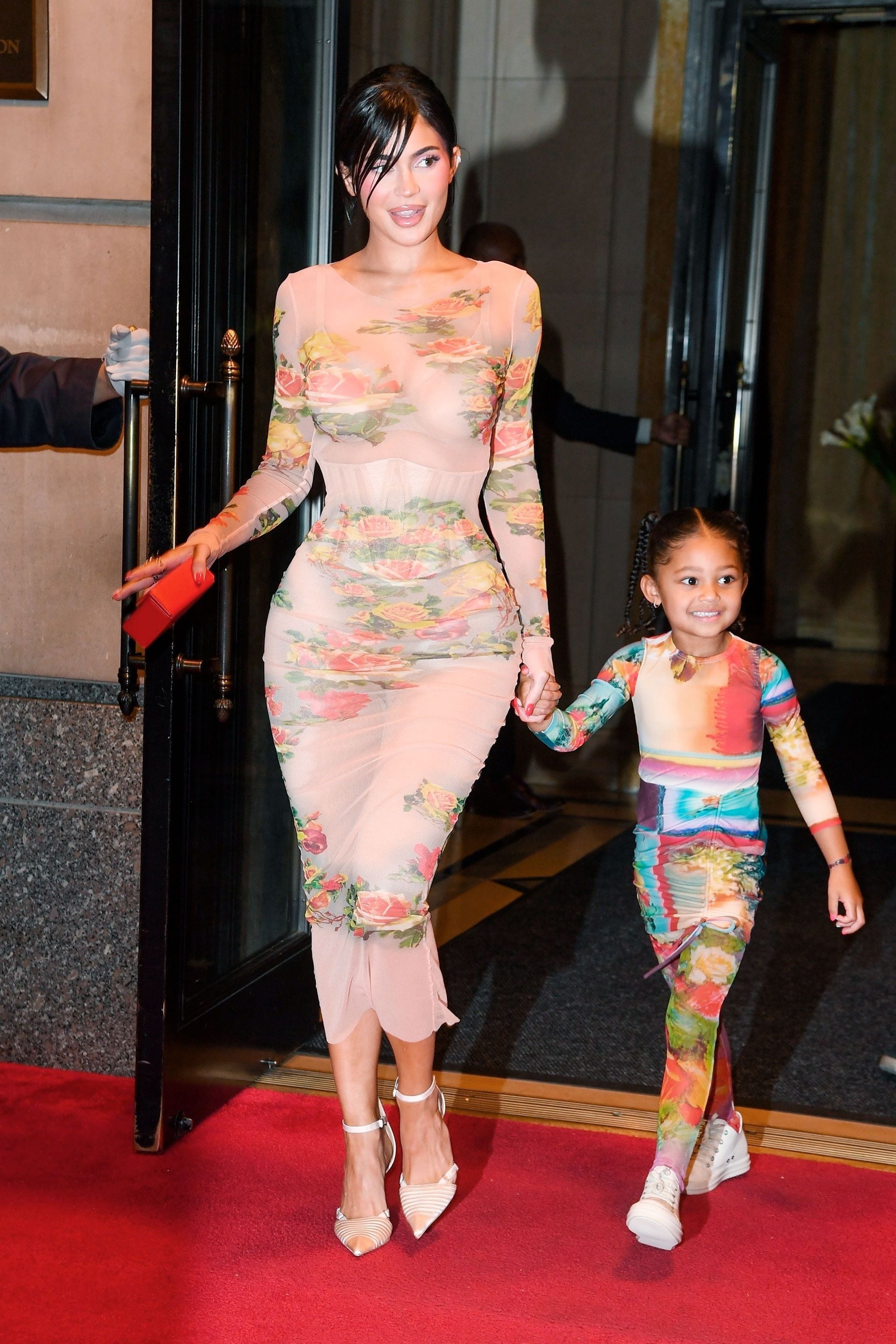 Kylie Jenner asistió con su hija Stormi a un exclusivo evento de Jean Paul Gaultier en el hotel  Ritz-Carlton de Nueva York. Para ello, lucieron looks similares: vestidos largos estampados, aunque con distintos diseños