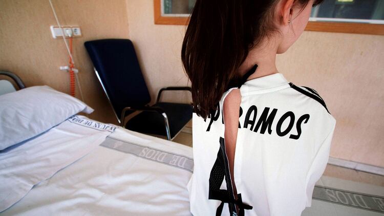 La camiseta número 4 de Sergio Ramos en el Real Madrid reconvertida a bata de hospital (Panenka)