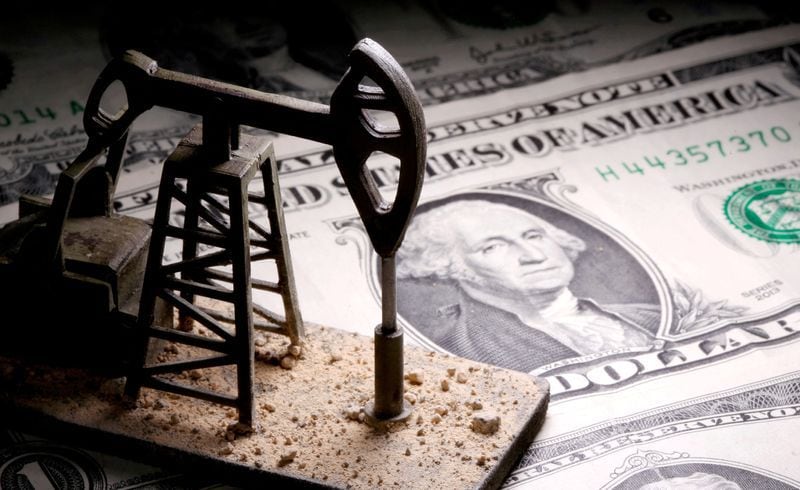 FOTO DE ARCHIVO: Un balancín petrolero impreso en 3D puesto sobre billetes de dólar en esta imagen ilustrativa tomada el 14 de abril de 2020. REUTERS/Dado Ruvic/Ilustración