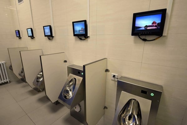 Los nuevos baños públicos, con wifi, cajero automático y cargador de celulares (AFP)