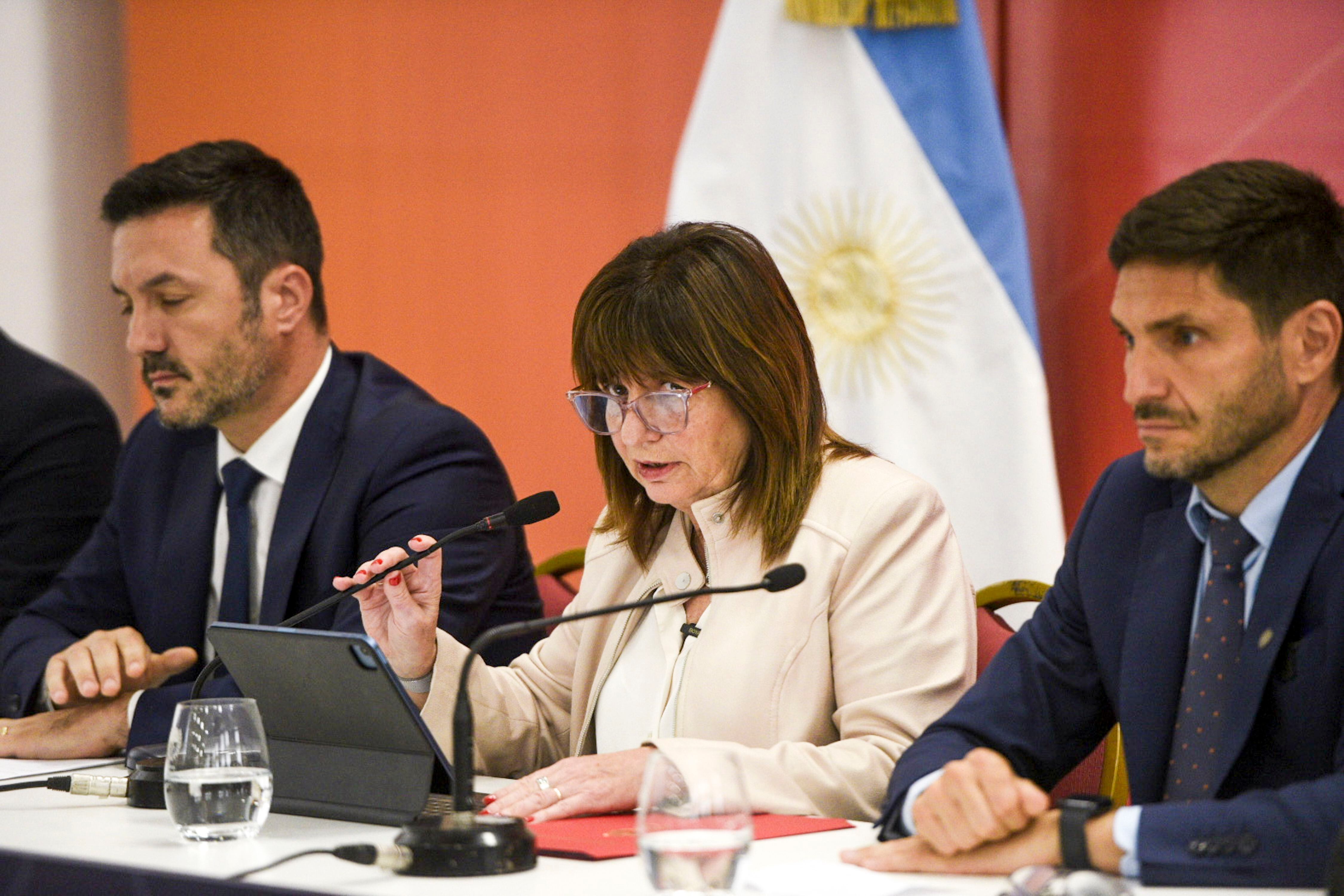Patricia Bullrich en una conferencia de prensa en Rosario junto a Luis Petri y el gobernador de Santa Fe, Maximiliano Pullaro, en el último viaje de la ministra a esa provincia (AP)