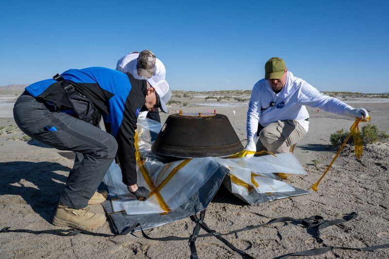 La cápsula de retorno que contiene una muestra recogida del asteroide Bennu en octubre de 2020 por la nave espacial OSIRIS-REx de la NASA se observa, poco después de tocar tierra en el desierto en el Campo de Pruebas y Entrenamiento de Utah del Departamento de Defensa en Dugway, Utah, Estados Unidos. 24 de septiembre, 2023. ( NASA/Keegan Barber/Handout via REUTERS)