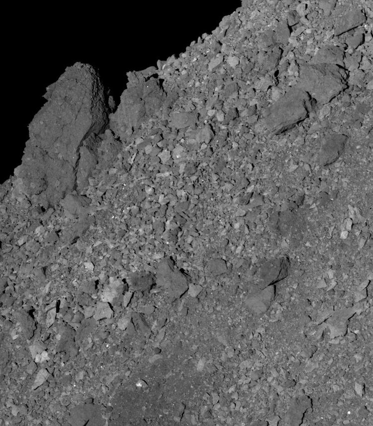 La roca de 23 metros de altura en el hemisferio norte del asteroide Bennu.