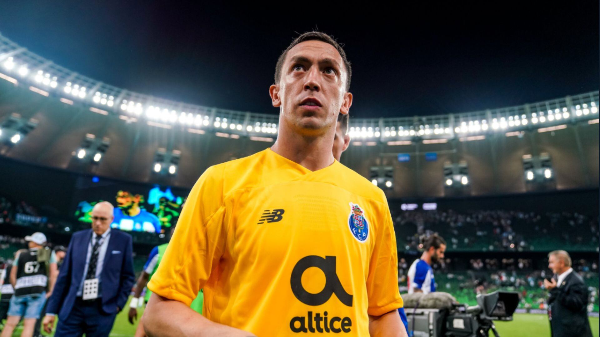 El ex portero del América es el arquero titular de los Dragones (Foto: Twitter)