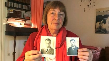 Barbara Brix muestra dos fotografías de su padre Peter Kroeger, que fue miembro de un grupo paramilitar al resguardo de las SS nazis.