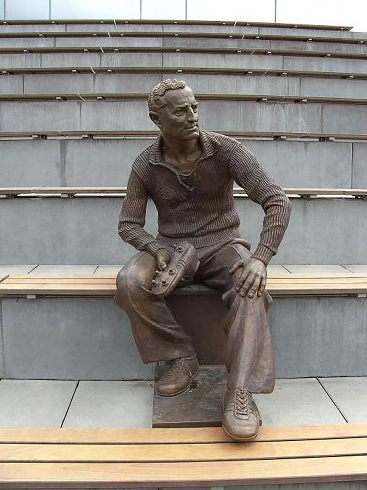 La estatua que inmortaliza al menor de los hermanos Dassler con el calzado que popularizó