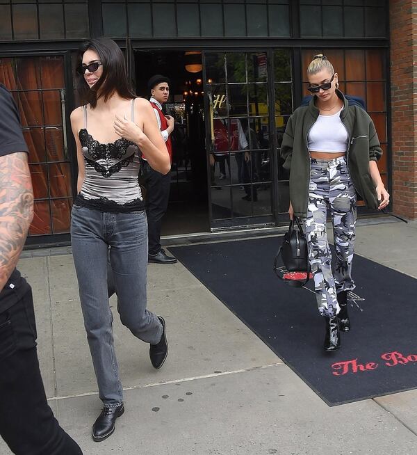 Bajo perfil de ambas. Kendall Jenner y Hailey Baldwin a la salida de un famoso restaurante en Nueva York(Grosby)