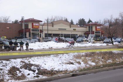 El perímetro en la tienda de comestibles y supermercado King Soopers, en Boulder, Colorado (Reuters)