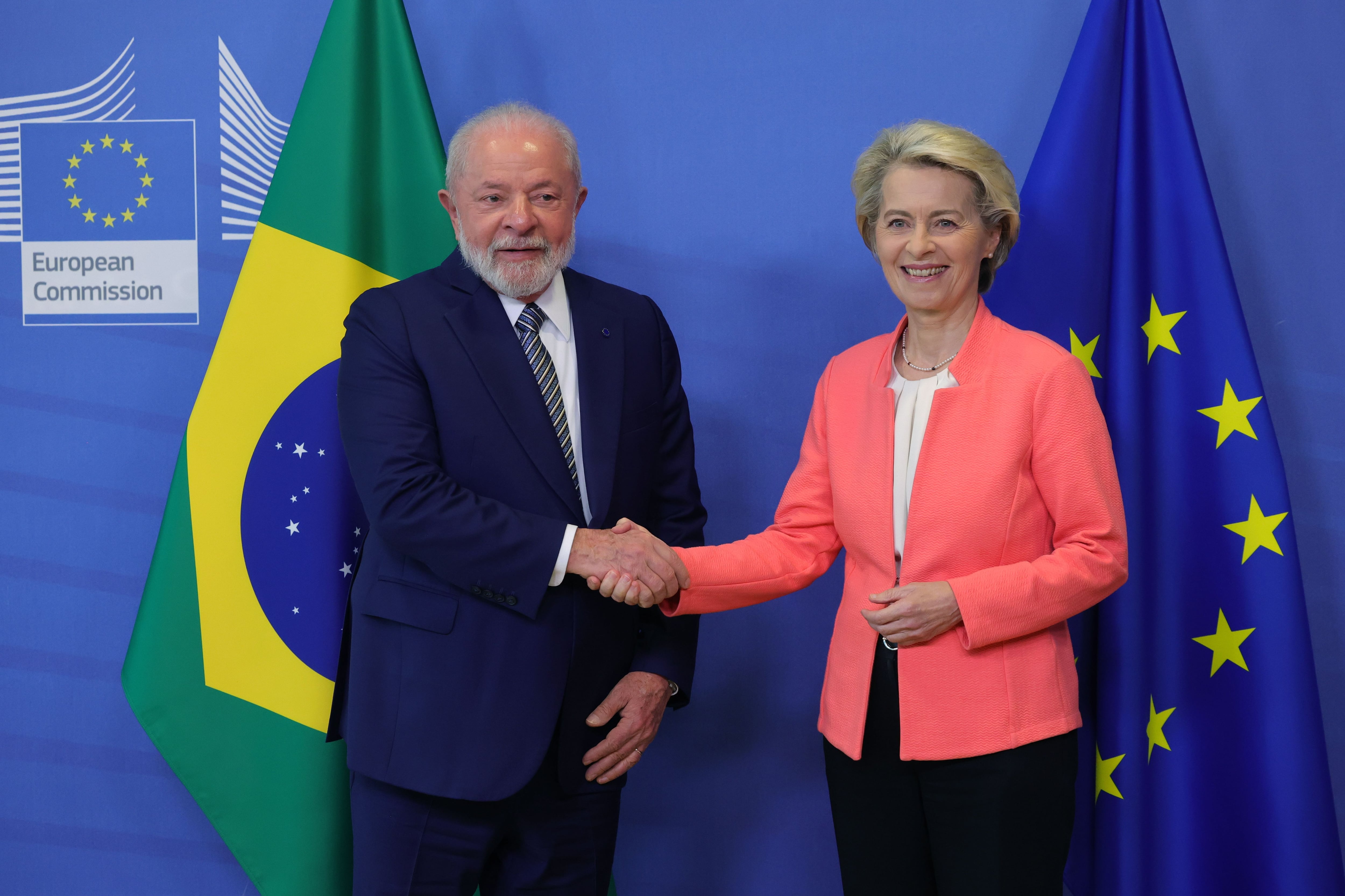 La presidenta de la CE, Ursula von der Leyen, y el presidente de Brasil, Luiz Inacio Lula da Silva se han reunido varias veces (EFE/EPA/OLIVIER MATTHYS)
