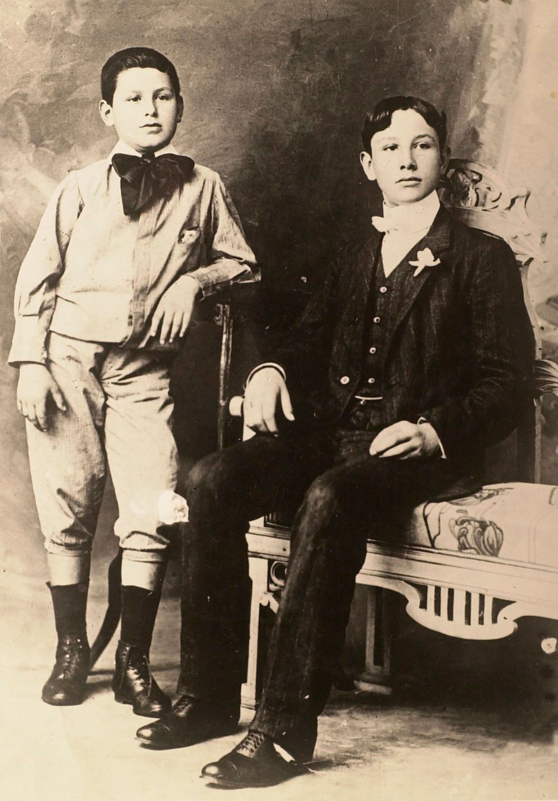 Los hermanos Juan Domingo y Mario Avelino en una fotografía de estudio (Archivo General de la Nación)