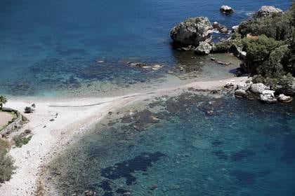 La playa de Naxos, usualmente un punto turístico en Sicilia (REUTERS/Antonio Parrinello)