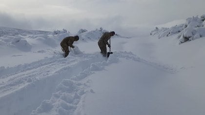 Durante la ida, los integrantes del ejército debieron recrear zanjones con las palas para poder mover el vehículo