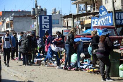 Otra vista de la actividad en las calles del Barrio Olimpo de Lomas de Zamora, con manteros instalados en las veredas