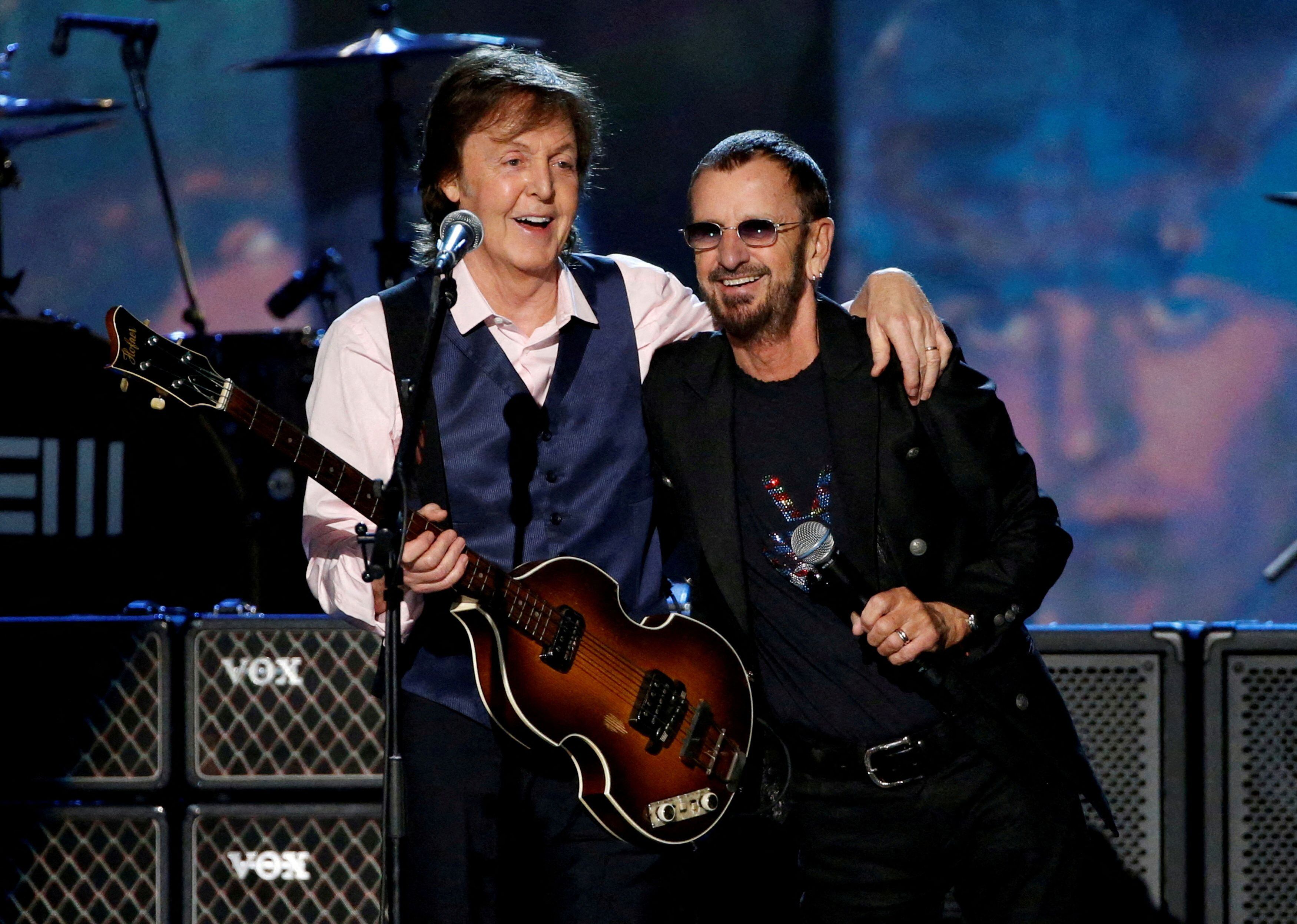  Paul McCartney y Ringo Star pudieron filtrar la voz de un treintañero John Lennon y estrenar ‘Now and Then’, algo que les resultó imposible durante los primeros años de la década de los 90.  REUTERS/Mario Anzuoni/File Photo