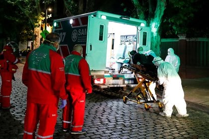 En abril, una ambulancia del SAME recoge un paciente con COVID-19 positivo. REUTERS/Agustin Marcarian