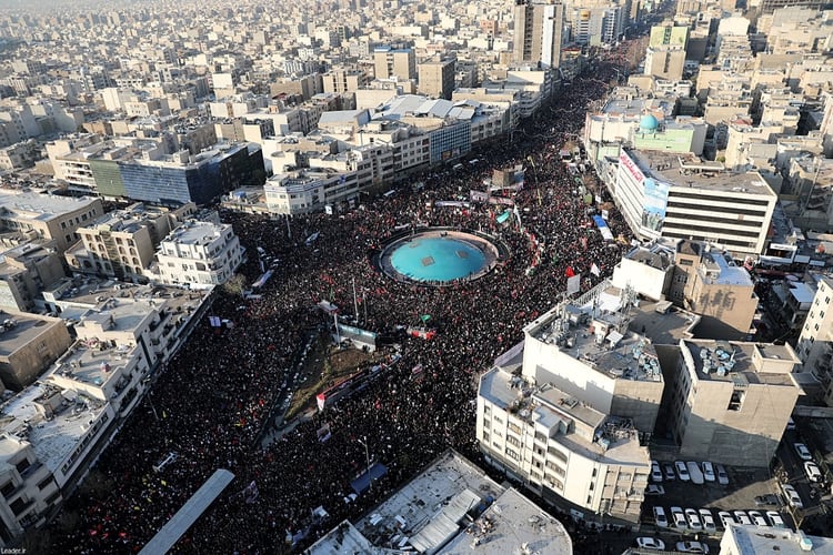 Una multitud en el funeral de Soleimani en Tehran, el 6 de enero (Official Khamenei website/Handout via REUTERS)