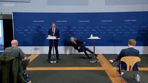 El desmayo de una funcionaria danesa mientras se anunciaba el descarte de la vacuna de AstraZeneca contra el COVID-19