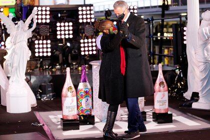 El alcalde Bill De Blasio baila con su esposa Chirlane McCray casi sin testigos en la fiesta de fin de año en Times Square, Nueva York (Gary Hershorn/Pool via REUTERS)