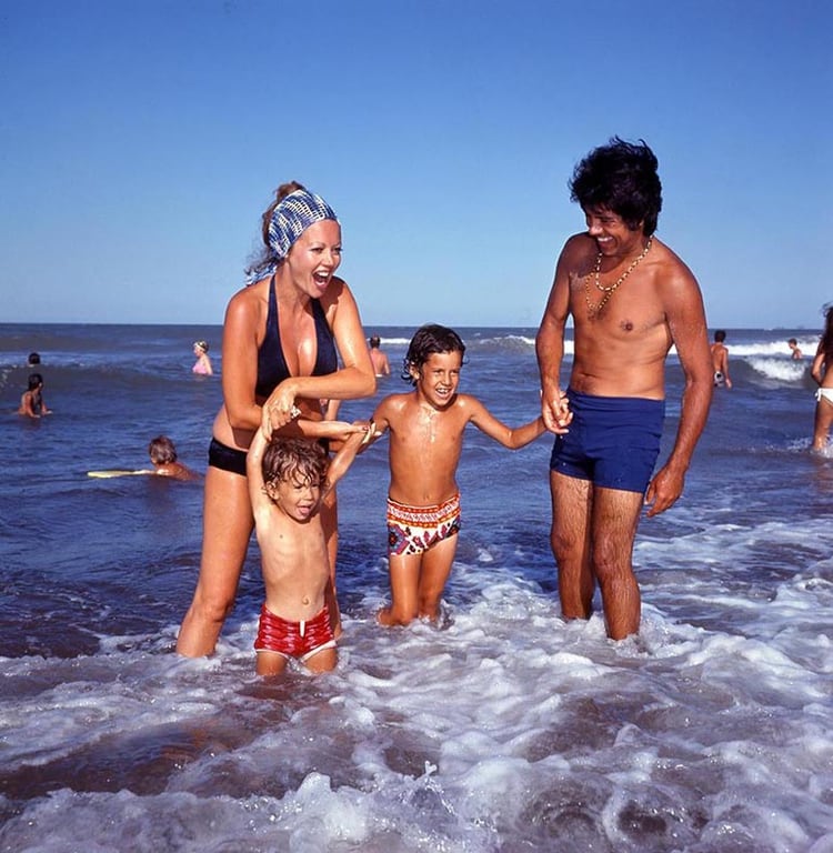 Leo Satragno con sus padres, Pinky y Raúl Lavié y su hermano menor, Gastón en un verano de su niñez