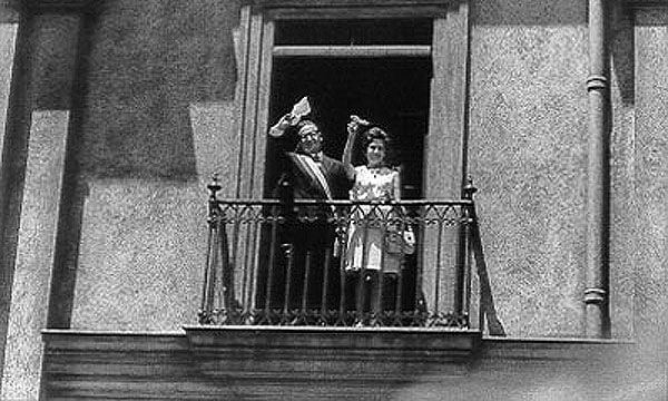 Salvador Allende y su esposa saludan el día de la asunción como presidente de Chile en 1970