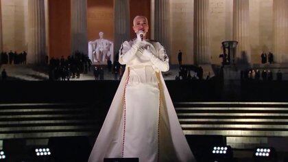 ⚡Título de Infobae: La impresionante actuación de Katy Perry en el 'Celebrating  América'