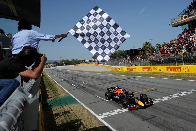 Max Verstappen, de Red Bull, cruza la línea de meta para ganar el Gran Premio de España de 2022 (REUTERS/Manu Fernandez)