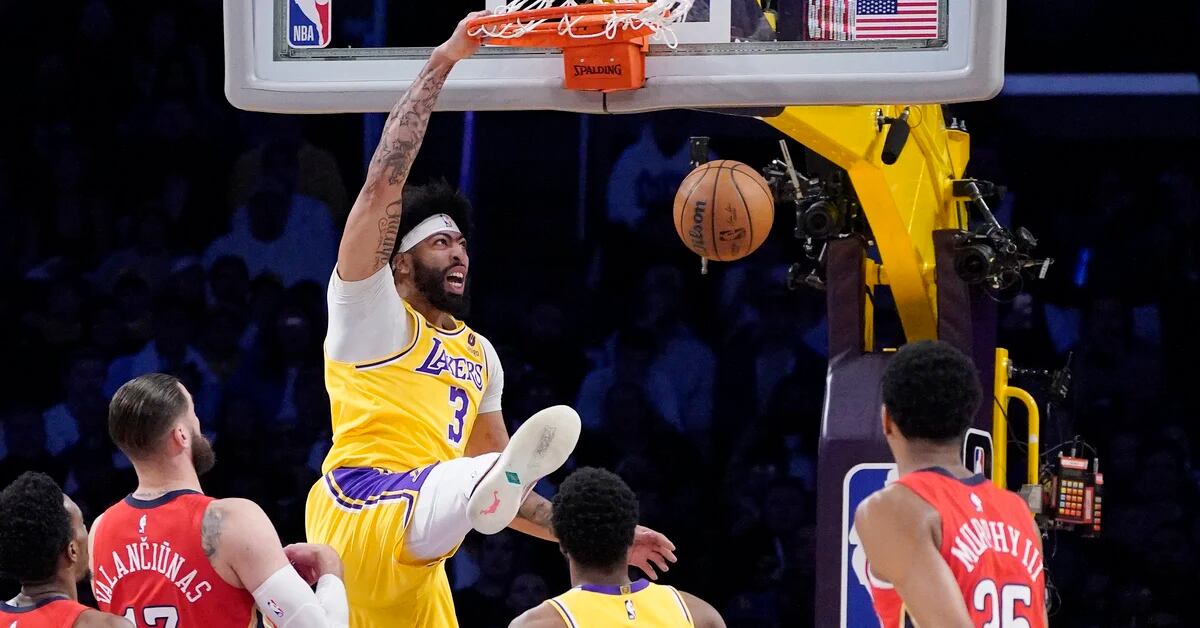LeBron and Davis lead the new Lakers against the Pelicans