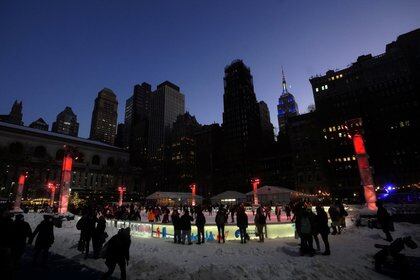 La gente patina en Bryant Park al atardecer del día siguiente a una tormenta de noroeste en medio de la pandemia del COVID-19 en el distrito de Manhattan de la ciudad de Nueva York el 18 de diciembre de 2020. REUTERS/Carlo Allegri