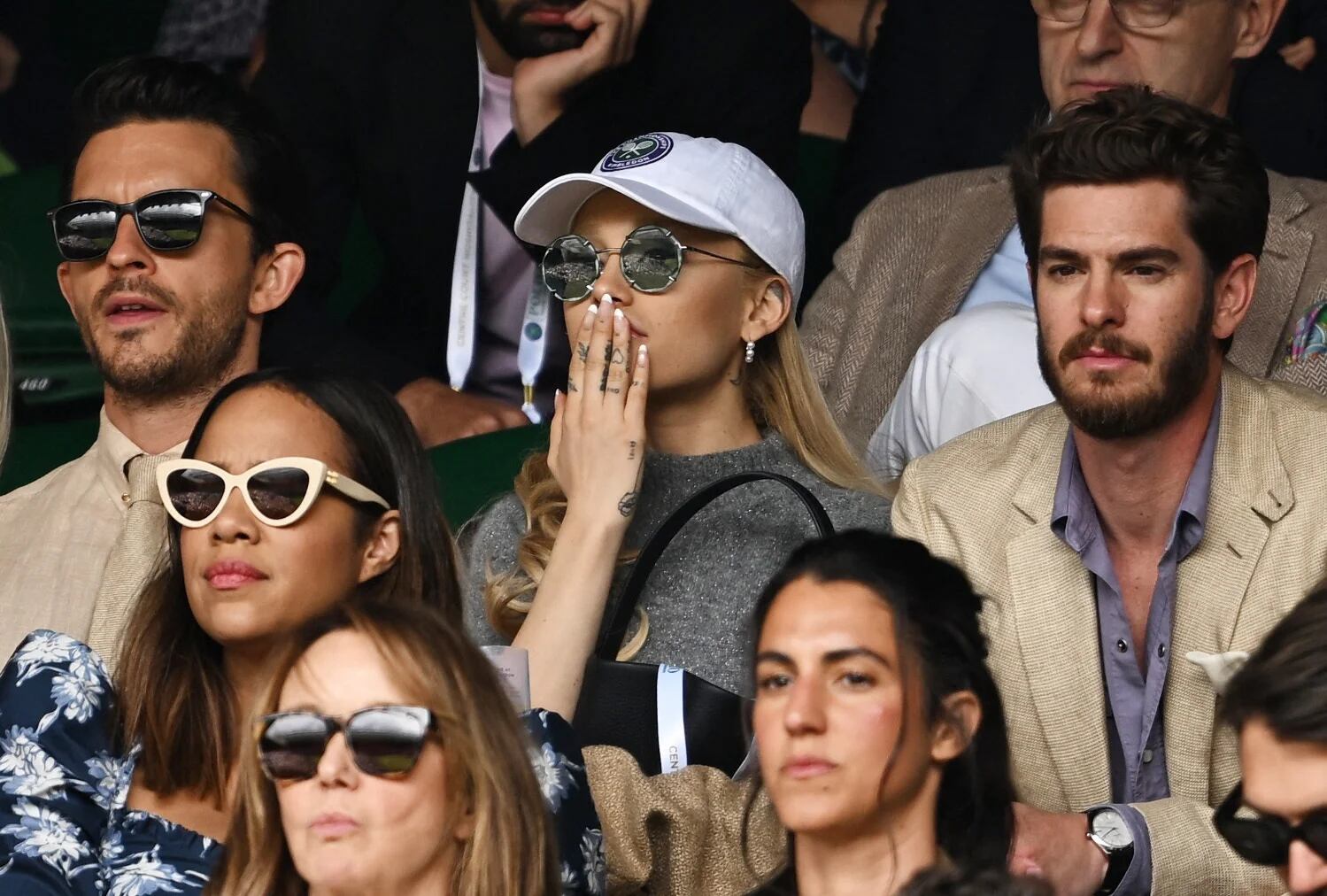 Ariana Grande fue vista en la final de Wimbledon sin su anillo de bodas (REUTERS/Dylan Martinez)
